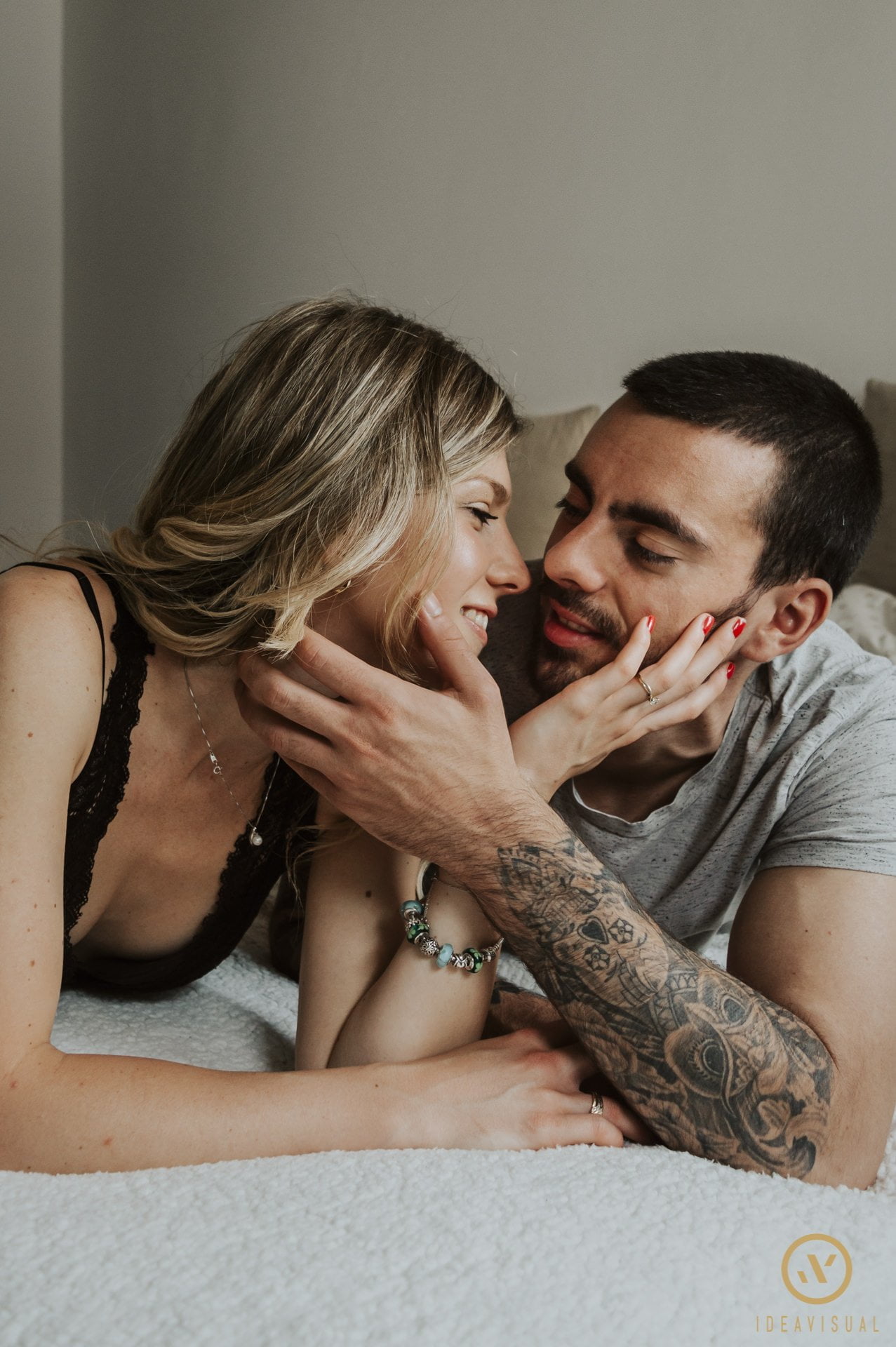 Sesión de fotos de pareja en casa 7 servizio fotografico di coppia in casa